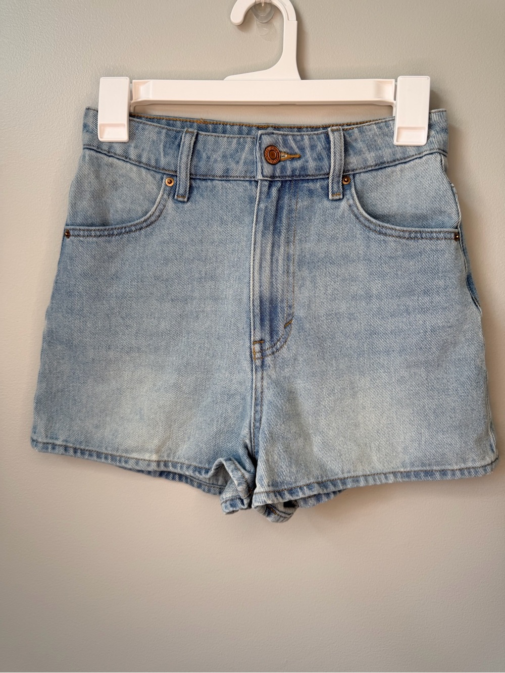 H&M &DENIM Light Wash High-Waisted Vintage Denim Mom Shorts Size 2 - Picture 2 of 7
